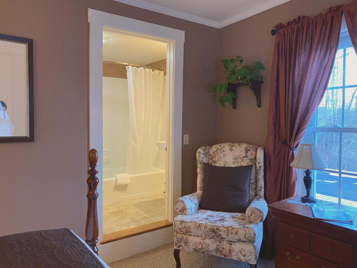 Inn At Pleasant Lake New London Экстерьер фото
